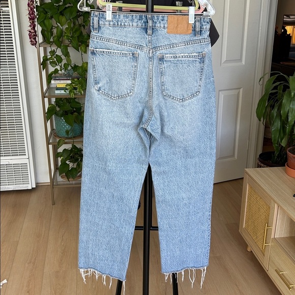 Zara Denim Jean. Size 6. 27” inseam. Raw hem and distressed pockets - Picture 3 of 5